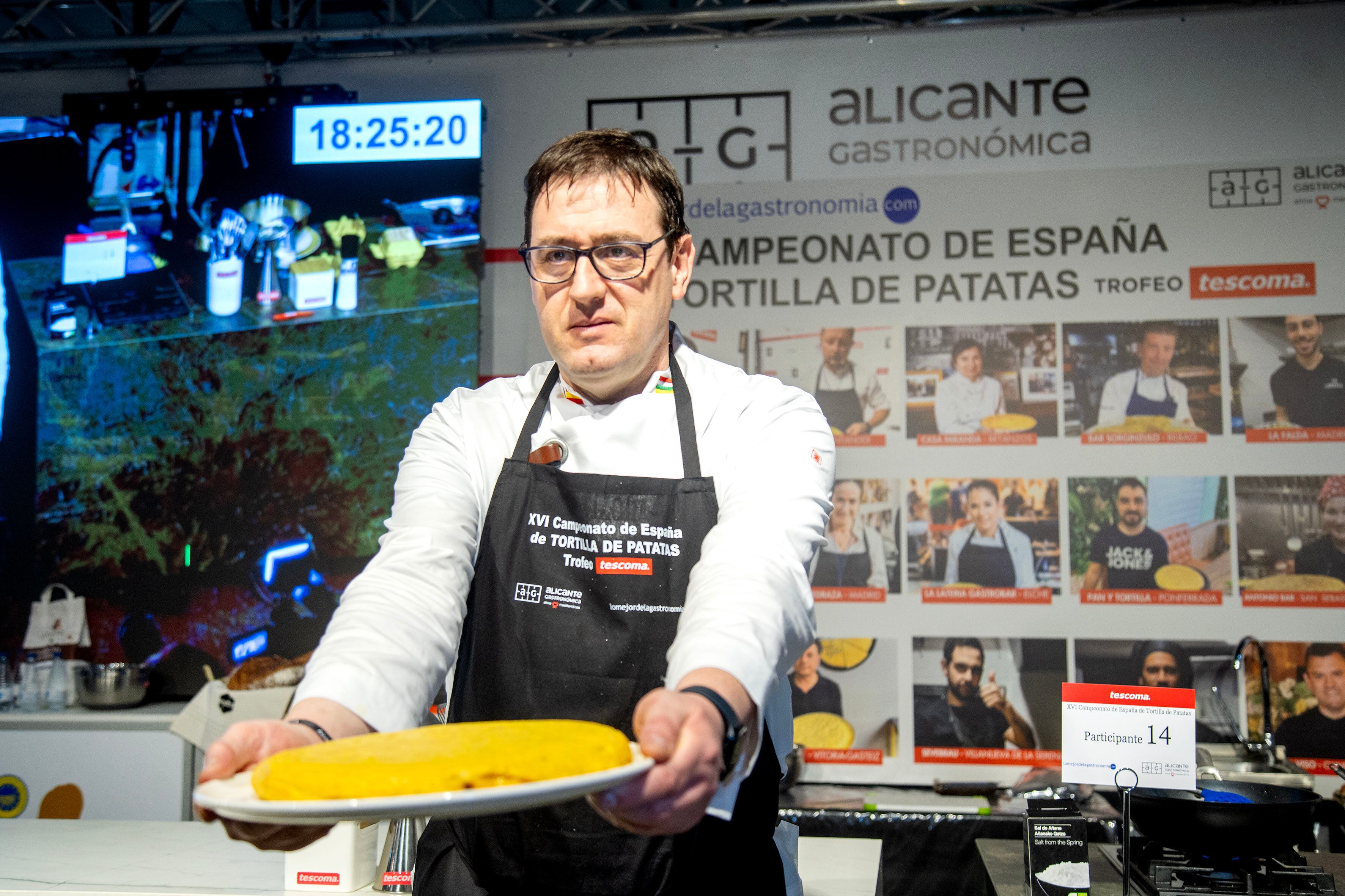 El cocinero Carlos Olabuenaga, del restaurante Tizona, en Logroño, presenta la tortilla que elaboró con 18 huevos, en una imagen proporcionada por la organización del concurso.