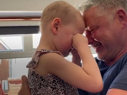 El emocionante abrazo de un padre a su hija enferma de cáncer, separados por la covid-19