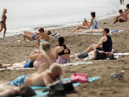 Numerosas personas disfrutan del tiempo estable y soleado en la playa de La Malagueta de Málaga, este miércoles.