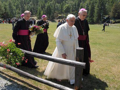 El papa Benedicto XVI ha comenzado sus vacaciones con una estancia localidad alpina de Introd, en el Valle de Aosta, donde permanecerá hasta el 29 de julio, cuando regresará al palacio pontificio de Castel Gandolfo. Benedico XVI se aloja en la residencia que los salesianos tienen en Introd.