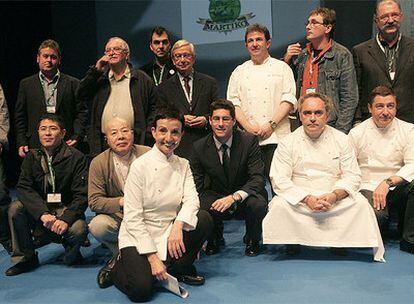 Foto de familia de los cocineros participantes, entre ellos Carmen Ruscalleda y Fernan Adrià.