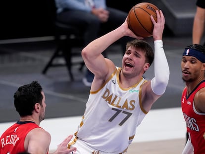 Doncic lanza en presencia de Redick durante el Dallas-Nueva Orleans.