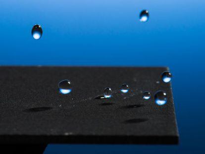 Gotas de agua rebotando sobre la superficie superhidrof&oacute;bica.