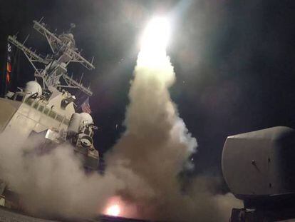 El destructor estadounidense USS Porter lanza un misil contra Siria, hoy.