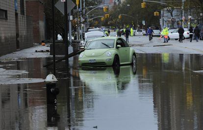 Vista de las inundaciones en la avenida FDR tras el paso del ciclón tropical "Sandy", en Nueva York, Estados Unidos
