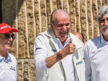 Juan Carlos I fue recibido el viernes por la mañana por vecinos, curiosos, amigos y periodistas en el Real Club Náutico de Sanxenxo (Pontevedra), donde pretende participar con la tripulación del 'Bribón' en alguna de las regatas del trofeo InterRías, última prueba preparatoria para el Mundial de la clase 6mR, que se celebrará entre el 10 y el 19 de junio en aguas de la ría de Pontevedra y en el que defiende el título conseguido en 2019.