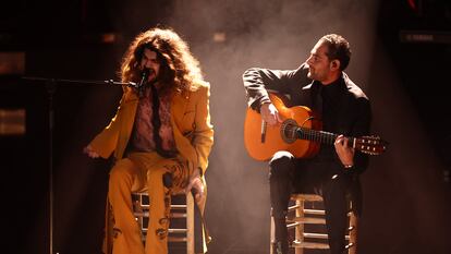 Israel Fernández (de amarillo) y Diego del Morao (guitarra), en su actuación en la 37ª edición de los Premios Goya, en Sevilla.