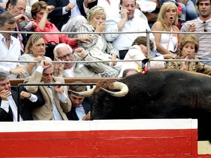 Un toro salta al callejón en la plaza de toros de Bilbao