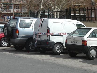 La furgoneta Kangoo, relacionada con los atentados, localizada por la Policía en Alcalá de Henares, el 11 de marzo de 2004.