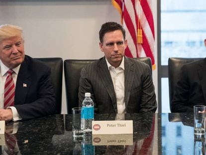 El presidente de EEUU, Donald Trump; el cofundador de PayPal Peter Thiel, y el CEO de Apple, Tim Cook, en la Torre Trump en diciembre de 2016.