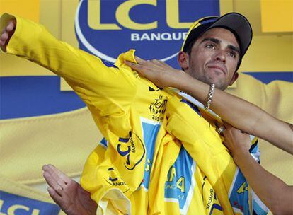 Alberto Contador se coloca el jersey amarillo de líder tras su victoria en Verbier.