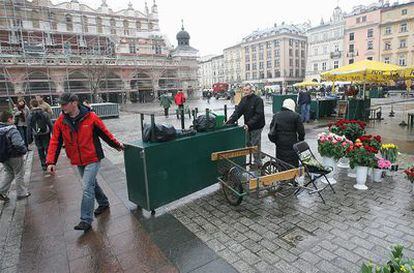 Varios operarios ultiman los preparativos para el entierro del presidente polaco, Lech Kaczynski, y su esposa Maria Kaczynska en Cracovia.