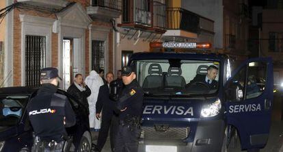 Dispositivo policial, la noche del viernes, frente a la casa en la que se cometió el triple crimen.