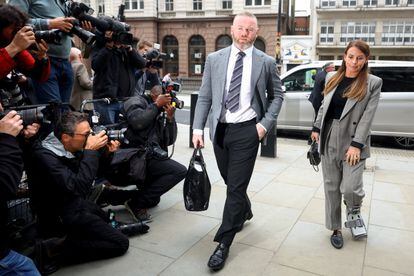 Coleen Rooney llega este lunes al tribunal acompañada de su esposo, el exfutbolista Wayne Rooney