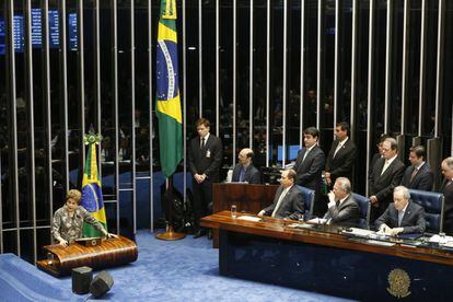 La presidenta suspendida, Dilma Rousseff, testifica en la cámara del Senado durante su juicio político, en Brasilia.