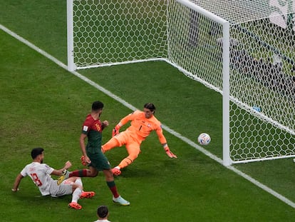 Gonçalo Ramos anota su segundo gol ante Suiza en los octavos de final del Mundial.