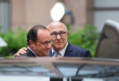 Francois Hollande y el ministro de Finanzas franc&eacute;s, Michel Sapin, en Bruselas.