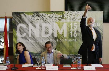 El secretario de Estado de Cultura, José María Lassalle (centro), el director del Centro Nacional de Difusión Musical, Antonio Moral, y la directora general de INAEM, Montserrat Iglesias, durante la presentación de la temporada 2015/16 del CNDM.