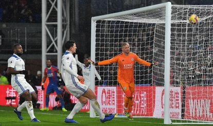 El balón entra en la red del Leicester City tras un córner del Crystal Palace, en un partido de la Premier League inglesa celebrado el 15 de diciembre. 