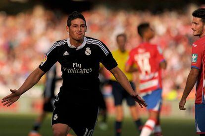 El equipo de Ancelotti ha goleado a domicilio por 0 a 4 al Granada esta tarde. En la imagen, el jugador del Real Madrid James Rodriguez celebra uno de los dos goles que ha marcado durante el encuentro. 