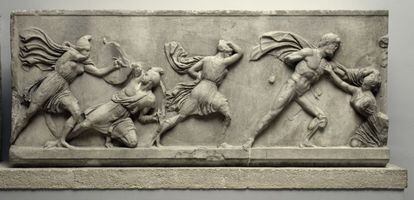 Friso del mausoleo de Halicarnaso, que data del año 350 a. C., una de las siete maravillas del mundo antiguo.