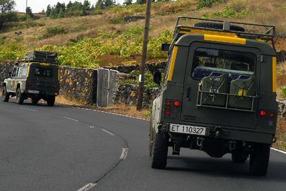 Vehículos de la Unidad Militar de Emergencias se dirigen a La Restinga.