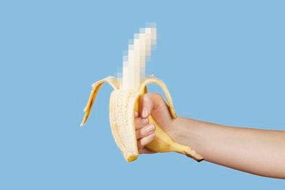 Una imagen pixelada de un plátano en la mano sobre un fondo azul, en alusión a una erección masculina.