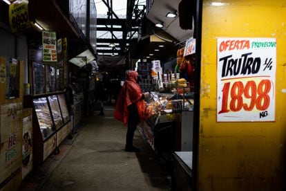 Un ciudadano realiza sus compras en la Vega Central, el mercado más popular de Santiago de Chile.