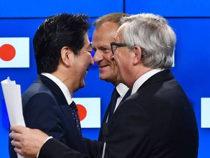 Juncker (derecha) y Tusk felicitan a Shinzo Abe en Bruselas.