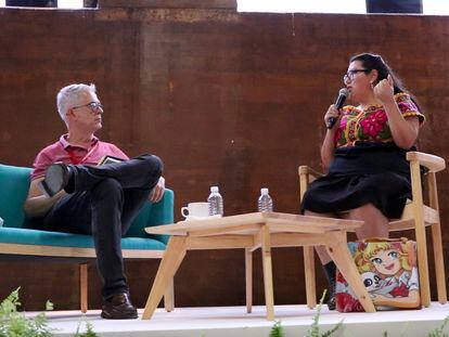 Javier Moreno y Yásnaya Elena A. Gil, en la Feria Internacional del Libro de Oaxaca.
