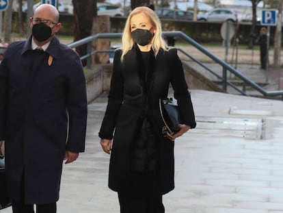Cristina Cifuentes, acompañada de su abogado, José Antonio Choclán, llega a la Audiencia Provincial, este viernes en Madrid.