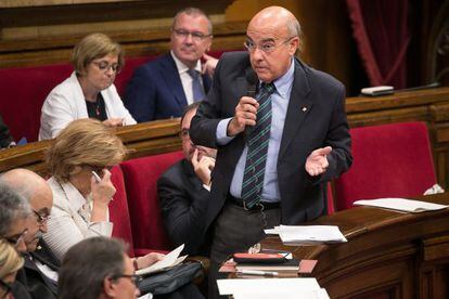 El consejero Boi Ruiz en una sesión de control al Gobierno en el Parlament