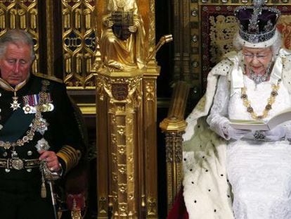 Isabel II, junto a su hijo, el pr&iacute;ncipe Carlos, durante su discurso en el Parlamento brit&aacute;nico el pasado mi&eacute;rcoles.