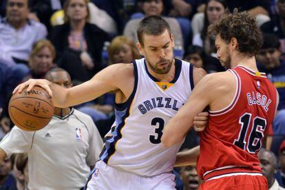 Los hermanos Gasol, en un partido de esta temporada.