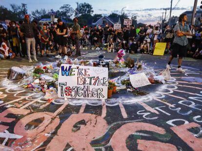 Manifestantes en Chicago ante un memorial en honor de George Floyd, afroamericano que murió bajo custodia policial. 