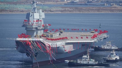 Diverses embarcacions escorten el primer portaavions xinès de fabricació nacional, aquest dimecres en la seva presentació.