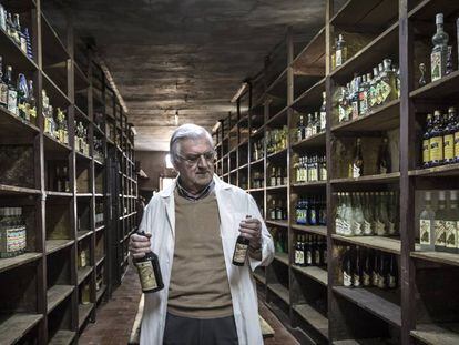 Juan Juan Micó, dueño de Destilerías Ayelo, con antiguas botellas de Kola-coca.
