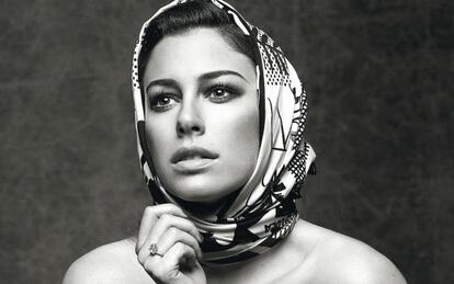 Blanca Suárez, con vestido palabra de honor en terciopelo negro en su parte de arriba y falda de varias capas de tul de Naf-Naf. En la cabeza lleva pañuelo gigante de seda estampado en blanco y negro de Bimba & Lola. El brazalete plateado con brillantes y el anillo con piedra son de Viceroy.Estilismo: Renée López de Haro.