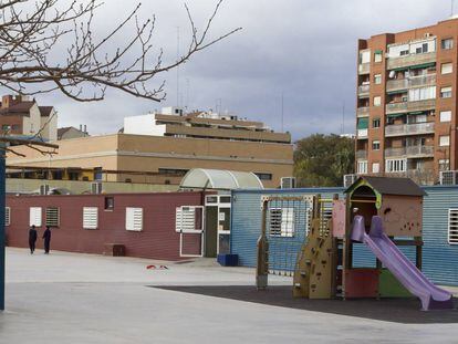 Barracones en un colegio de Valencia.