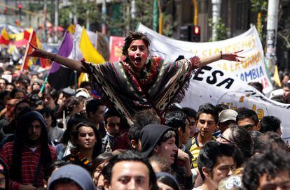 Manifestantes desfilan este jueves por Bogotá.
