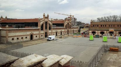 Vista general de la Plaza de Matadero, ya pavimentada, y de la nave 16 (a la izquierda), que será un gigantesco espacio de creación y exposición.