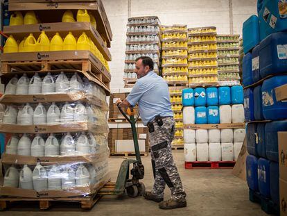 José Manuel, trabajador de Lejias Cile, en la fábrica de la marca en Albolote, Granada.