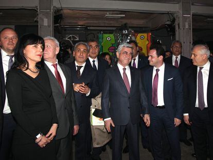 El presidente de Armenia, Serzh Sargsi&aacute;n, rodeado de su s&eacute;quito el viernes durante la fiesta de inauguraci&oacute;n