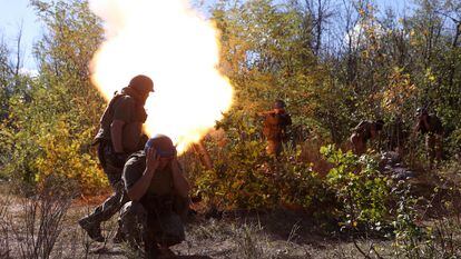 Soldados ucranios disparan munición contra las tropas rusas en Donetsk, en la zona de Donbás (este) de la que también forma parte Lugansk, este miércoles.