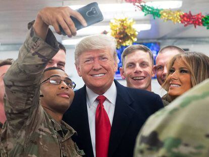 Trump, junto a su esposa, con soldados norteamericanos en Irak.