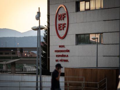 Fachada de la sede de la Real Federación Española de Fútbol (RFEF), en Las Rozas, Madrid.