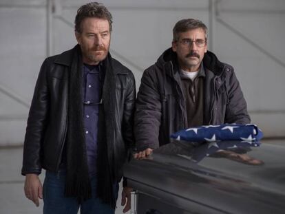 Bryan Cranston (izquierda) y Steve Carell, en un fotograma de 'La última bandera'.