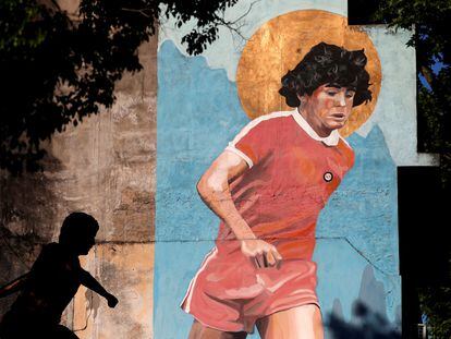 Un mural dedicado a Diego Maradona en su estadio de Buenos Aires.