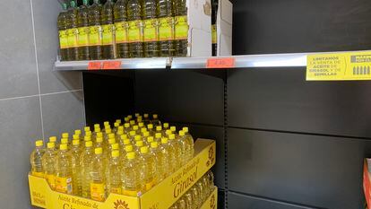 Botellas de aceite en un supermercado.