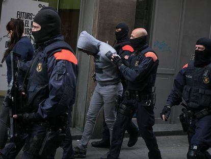 Uno de los detenidos en la operación contra los narcopisos.